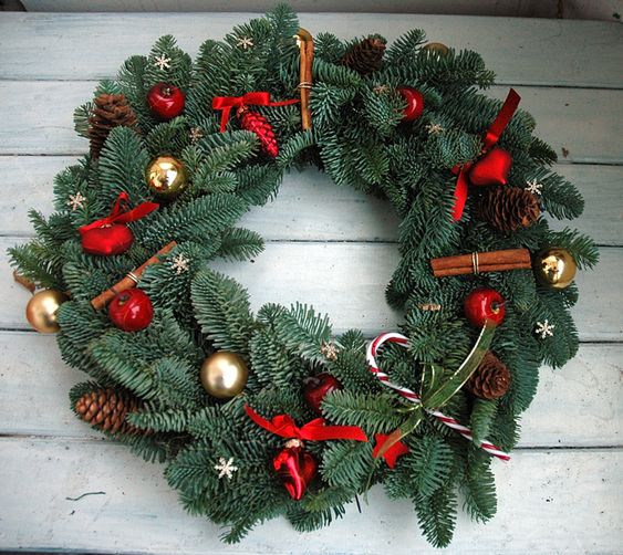 Vánoční koule, jako součást věnce na vchodových dveří – Inspirujte se! Vánoční koule, jako součást věnce na vchodových dveří – Inspirujte se!