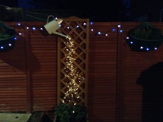 Inspirace na krásnou zahradní dekoraci: Využijte staré konve a světýlka!