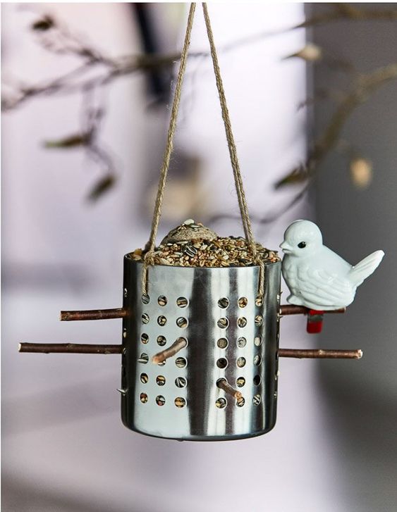 Inspirace pro všechny kutily! Vyrobte si z běžně dostupných věcí krmítko pro ptáčky Inspirace pro všechny kutily! Vyrobte si z běžně dostupných věcí krmítko pro ptáčky