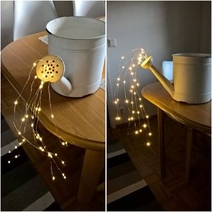 Inspirace na krásnou zahradní dekoraci: Využijte staré konve a světýlka!