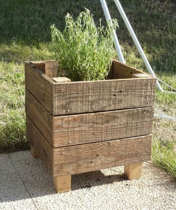 Vyrobte si z obyčejných dřevěných latí krásný květináč či záhon – 20 Prima inspirací