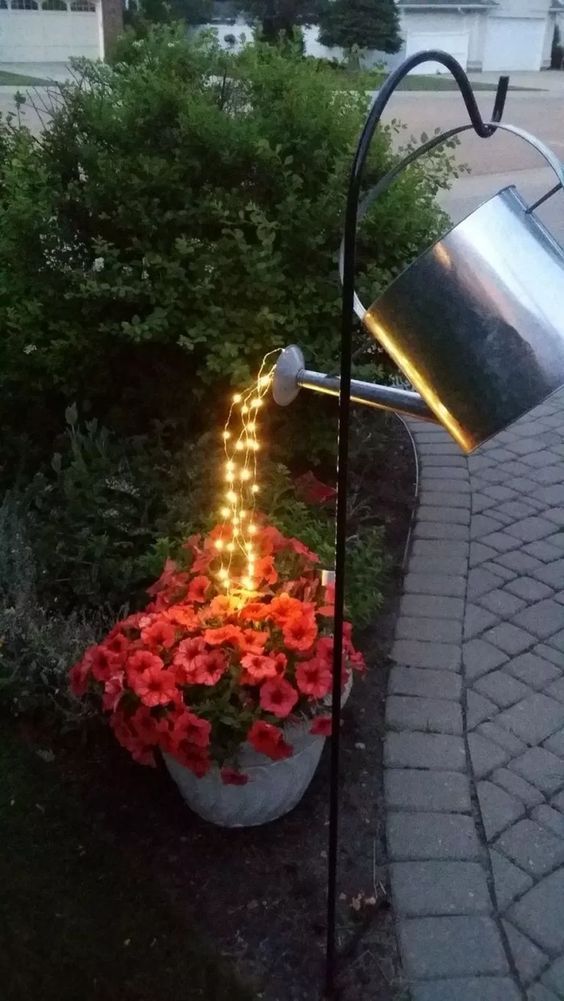Inspirace na krásnou zahradní dekoraci: Využijte staré konve a světýlka!