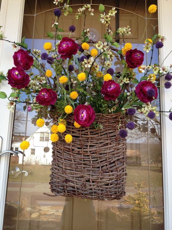 Proutěný košík na Vašich vchodových dveří – Inspirujte se touto jarní dekorací! Proutěný košík na Vašich vchodových dveří – Inspirujte se touto jarní dekorací!