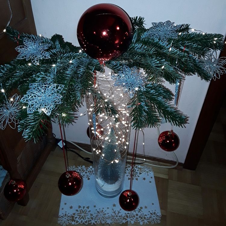 Vánoční dekorace ze skleněné vázy