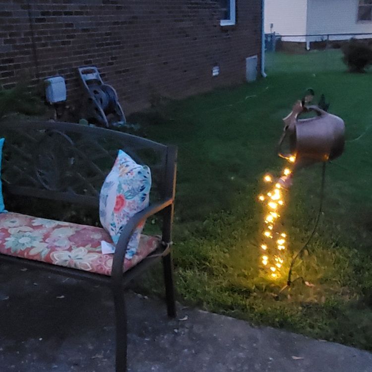 Inspirace na krásnou zahradní dekoraci: Využijte staré konve a světýlka!