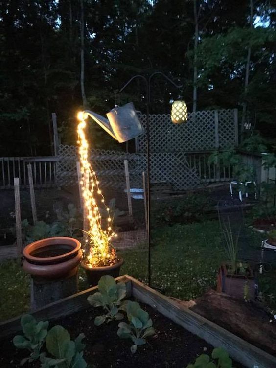Inspirace na krásnou zahradní dekoraci: Využijte staré konve a světýlka! Inspirace na krásnou zahradní dekoraci: Využijte staré konve a světýlka!