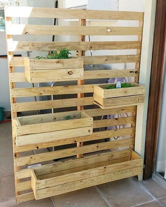 Využijte zbytky dřevěných latí a palet k výrobě květináče! Prima inspirace Využijte zbytky dřevěných latí a palet k výrobě květináče! Prima inspirace