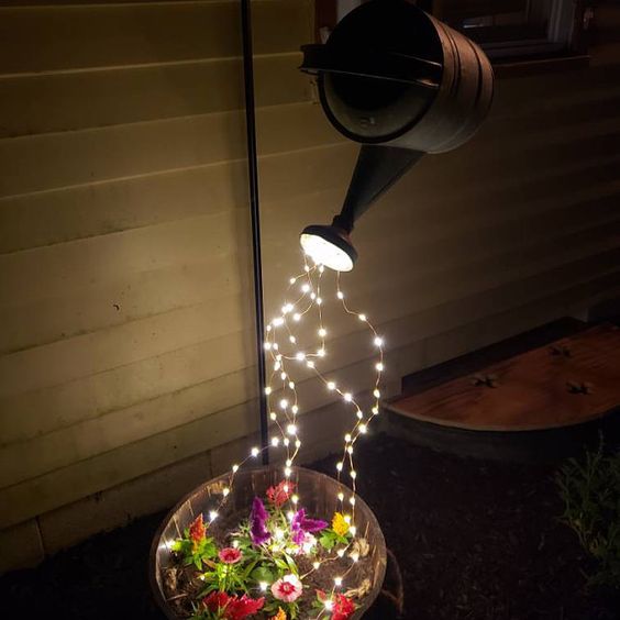 Inspirace na krásnou zahradní dekoraci: Využijte staré konve a světýlka! Inspirace na krásnou zahradní dekoraci: Využijte staré konve a světýlka!