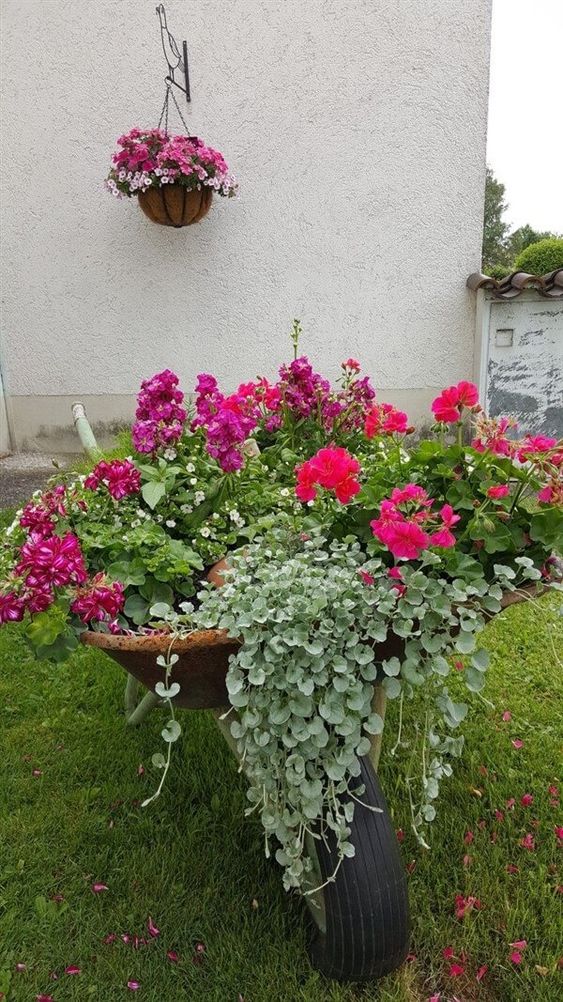 Nápady a inspirace na krásné “pojízdné” květináče, které se stanou chloubou vaší zahrádky! Nápady a inspirace na krásné “pojízdné” květináče, které se stanou chloubou vaší zahrádky!