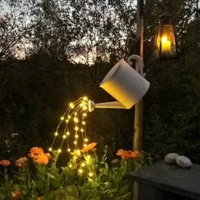 Inspirace na krásnou zahradní dekoraci: Využijte staré konve a světýlka! Inspirace na krásnou zahradní dekoraci: Využijte staré konve a světýlka!