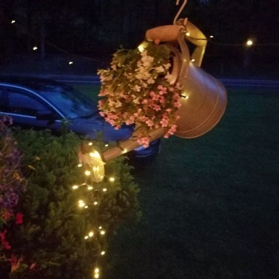 Inspirace na krásnou zahradní dekoraci: Využijte staré konve a světýlka! Inspirace na krásnou zahradní dekoraci: Využijte staré konve a světýlka!
