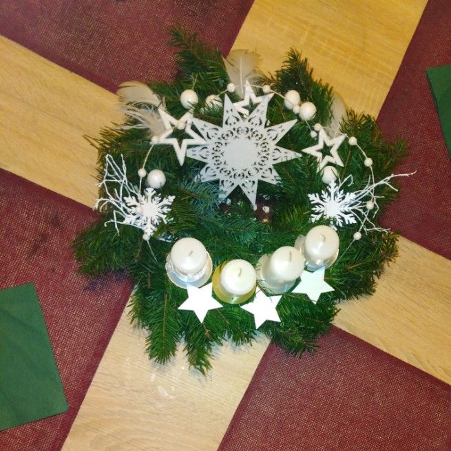 adventní věnec - jehličí 16 Inspirace na krásné adventní věnce z jehličí – vytvořte si letos vlastní
