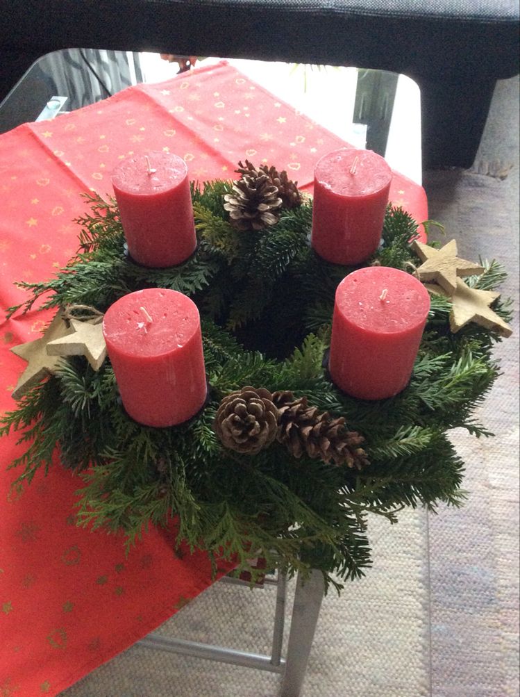adventní věnec - jehličí 21 Inspirace na krásné adventní věnce z jehličí – vytvořte si letos vlastní