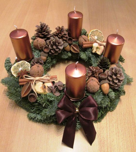 adventní věnec - jehličí 7 Inspirace na krásné adventní věnce z jehličí – vytvořte si letos vlastní