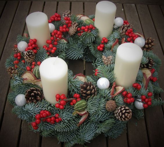 adventní věnec - jehličí 9 Inspirace na krásné adventní věnce z jehličí – vytvořte si letos vlastní