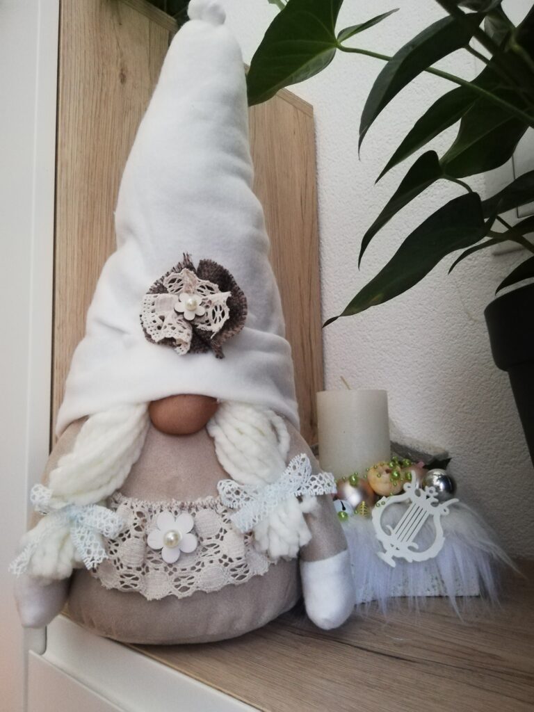 bílé dekorace 16 Vánoční dekorace laděné do bílé barvy: 25+ inspirací do domácnosti