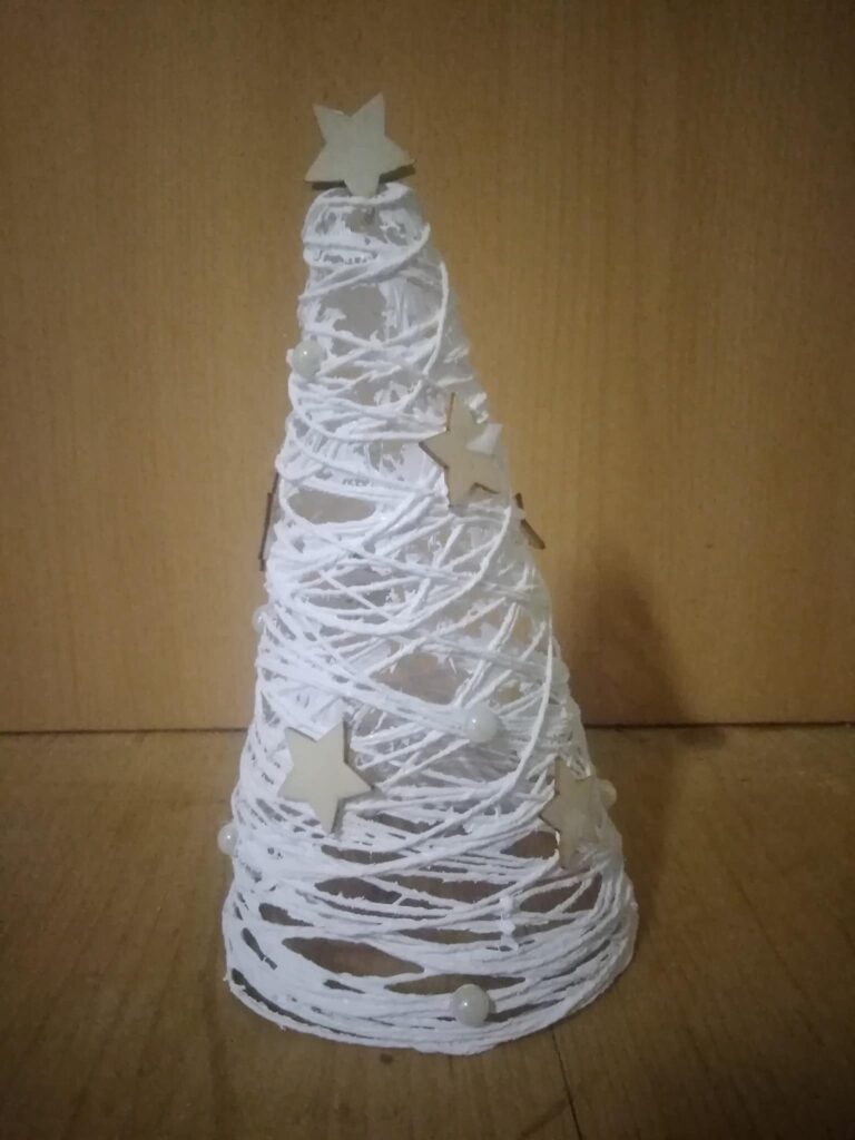 bílé dekorace 28 Vánoční dekorace laděné do bílé barvy: 25+ inspirací do domácnosti