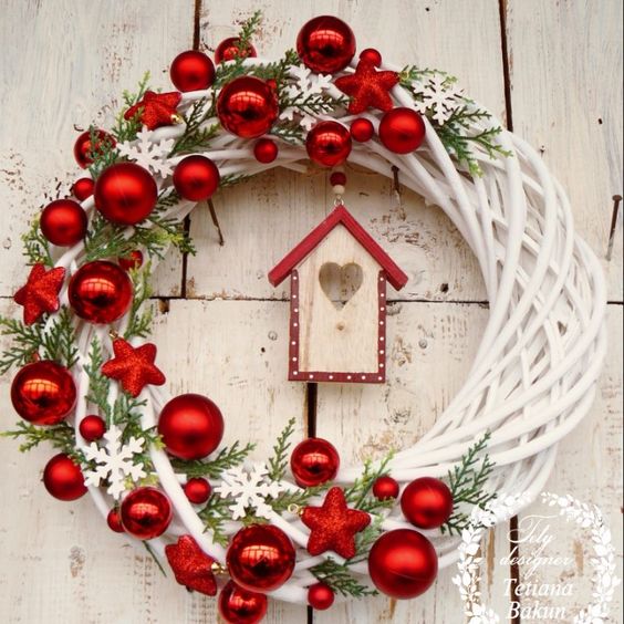 proutěný věnec - zimní 17 Koupili si obyčejný proutěný kruh za pár korun – Krásné zimní věnce