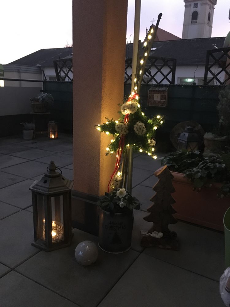 veranda a balkón - zimní dekorace 16 Zimní balkóny a terasy – 20+ inspirací na krásnou výzdobu