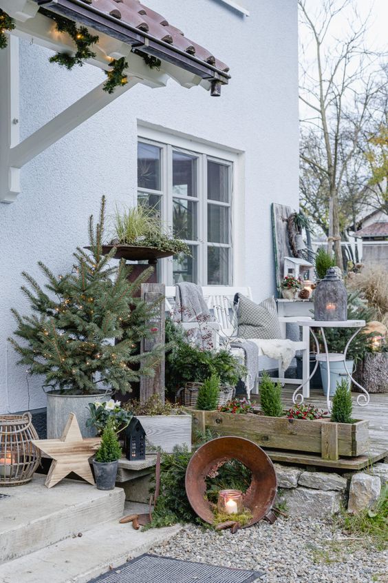 veranda a balkón - zimní dekorace 22 Zimní balkóny a terasy – 20+ inspirací na krásnou výzdobu
