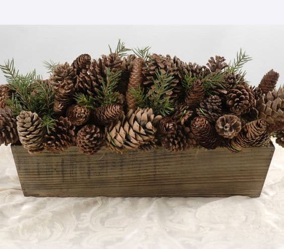 03384902626 pine cone centerpiece Vyzdobte si parapety a balkóny v zimní období – 25+ inspirací z truhlíků