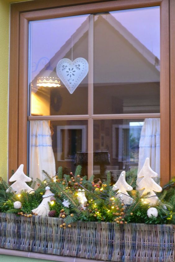 zimní truhlíky - dekorace 18 Vyzdobte si parapety a balkóny v zimní období – 25+ inspirací z truhlíků
