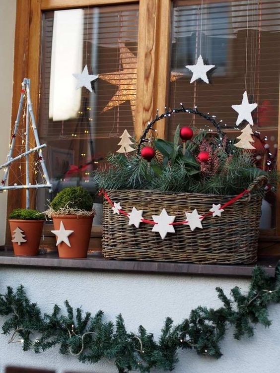 zimní truhlíky - dekorace 20 Vyzdobte si parapety a balkóny v zimní období – 25+ inspirací z truhlíků