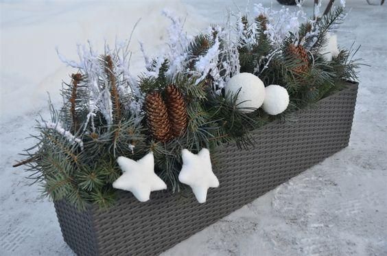 zimní truhlíky - dekorace 5 Vyzdobte si parapety a balkóny v zimní období – 25+ inspirací z truhlíků