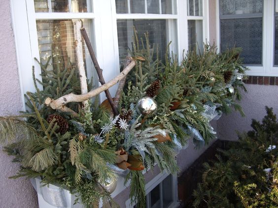 zimní truhlíky - dekorace 9 Vyzdobte si parapety a balkóny v zimní období – 25+ inspirací z truhlíků