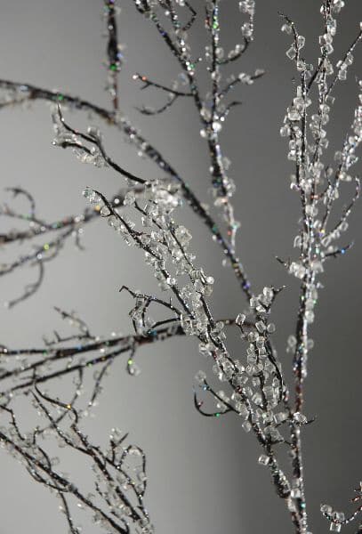 04043104312 twig garland Nasbírané větvičky a proutky stačí natřít lepidlem a posypat solí – Zimní dekorace